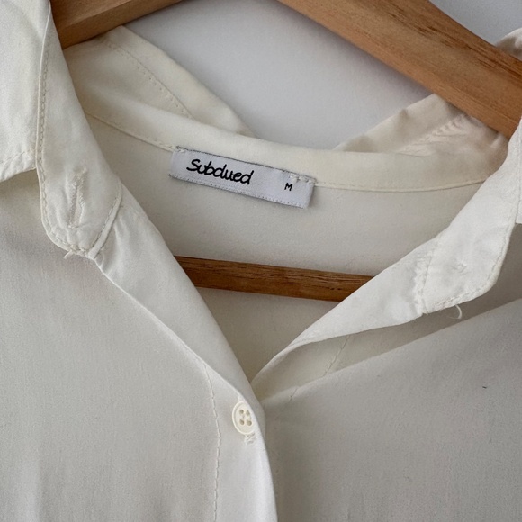 Subdued White flowy shirt - Picture 2 of 3